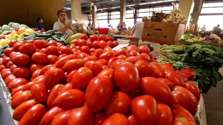 Preț interzis cardiacilor. Cu cât se vinde la tarabă un kilogram din primele roșii ale anului
