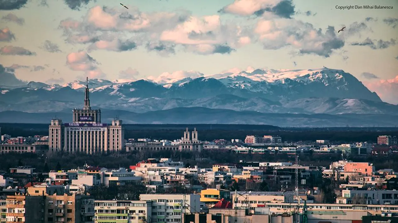 Munții Bucegi, văzuți din București. Fenomenul rar care a favorizat o priveliște spectaculoasă