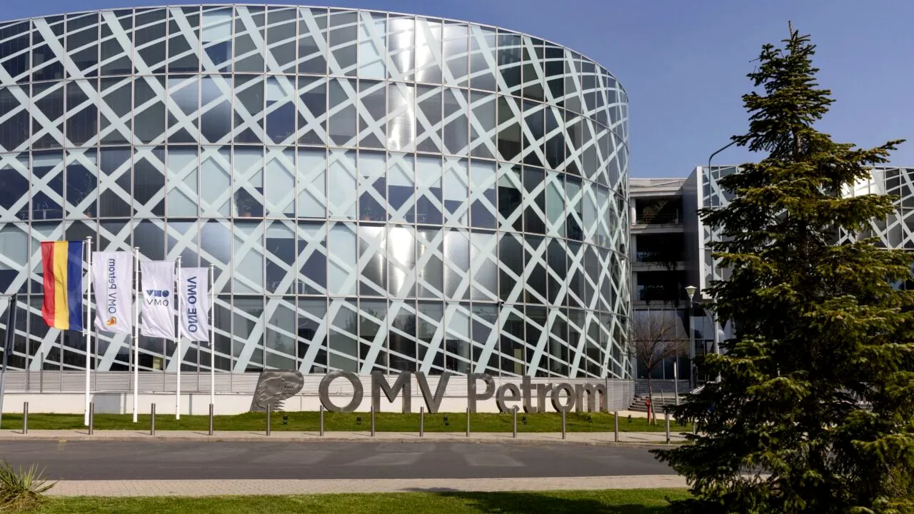 OMV Petrom cumpără cea mai mare rețea de încărcare pentru vehicule electrice din țară și jumătate din dintr-un proiect de energie verde de 1 GW