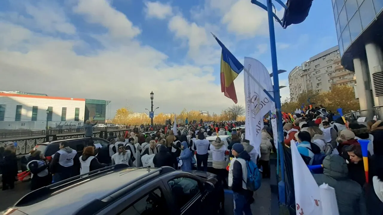 FOTO-VIDEO. Grefierii protestează, luni, în fața instanței supreme. Sunt nemulțumiți, între altele, din cauza neplăţii integrale a salariilor