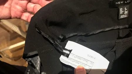 Ziua în care o pereche de pantaloni i-a schimbat viața unei tinere. „Am fost de-a dreptul șocată, am căutat traducerea pe Google Translate