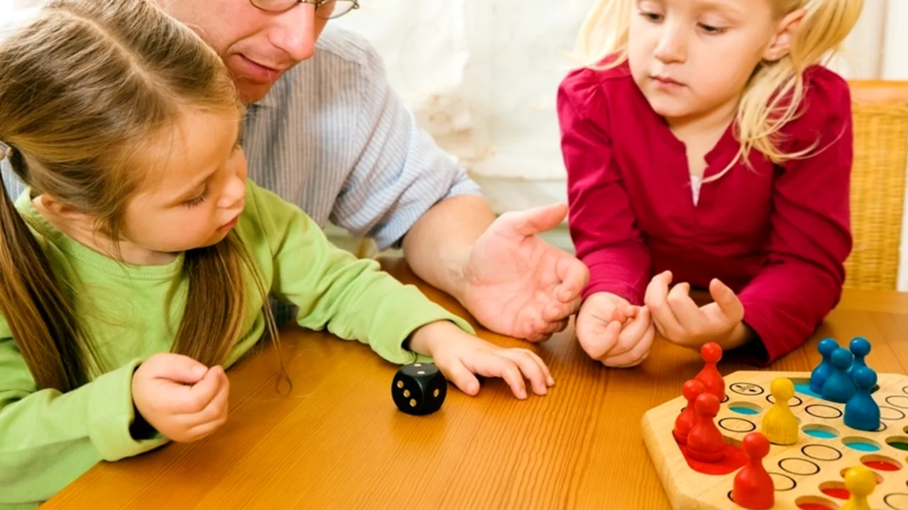 STUDIU. Paternitatea tardivă crește riscul de autism și schizofrenie
