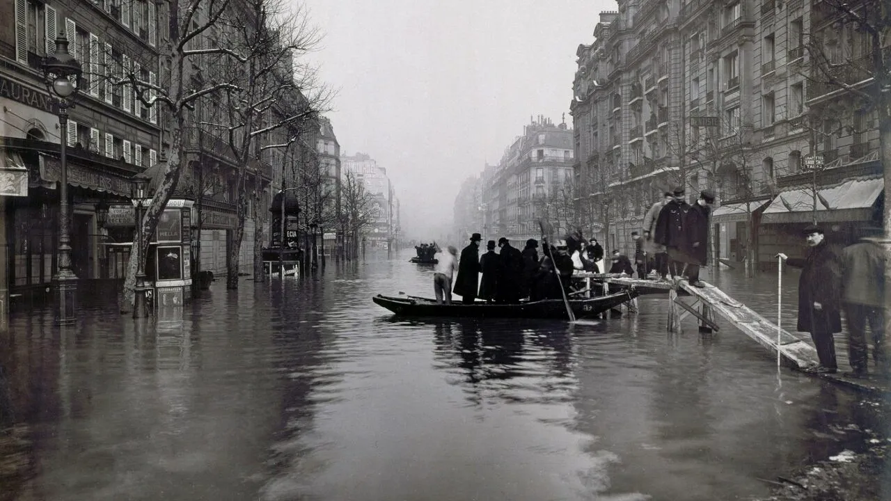 Parisul se pregătește pentru o INUNDAȚIE precum cea din 1910. 700.000 de oameni ar putea fi afectați
