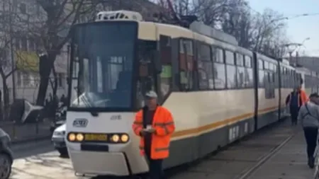 VIDEO | O vatmaniță și o șoferiță s-au luat la bătaie în Capitală. Scene violente pe linia de tramvai