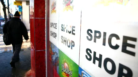 Trei persoane acuzate că au vândut etnobotanice în Târgu Mureș au fost arestate 