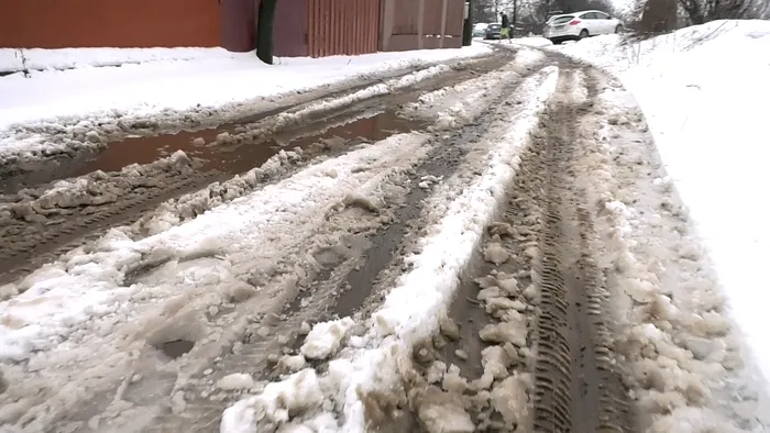 Troiene uriașe de zăpadă și șanțuri pline de noroi în Chitila Triaj, cartierul de la marginea Sectorului 1 al Capitalei