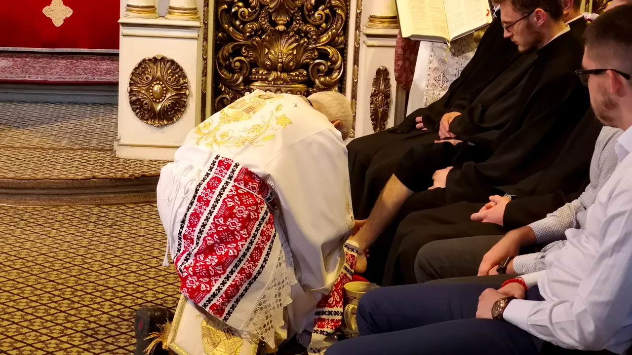 Un episcop greco-catolic din Cluj a spălat picioarele a 12 seminariști și preoți - FOTO
