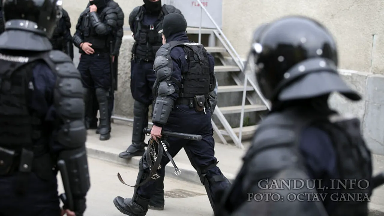 Percheziții la două persoane suspectate că vindeau băuturi alcoolice contrafăcute în cluburile din Capitală