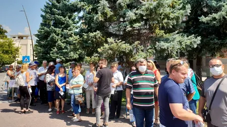 Protest la Prefectura Hunedoara. Mirosul răspândit de două ferme de porci din Orăștie i-a scos în stradă pe localnici