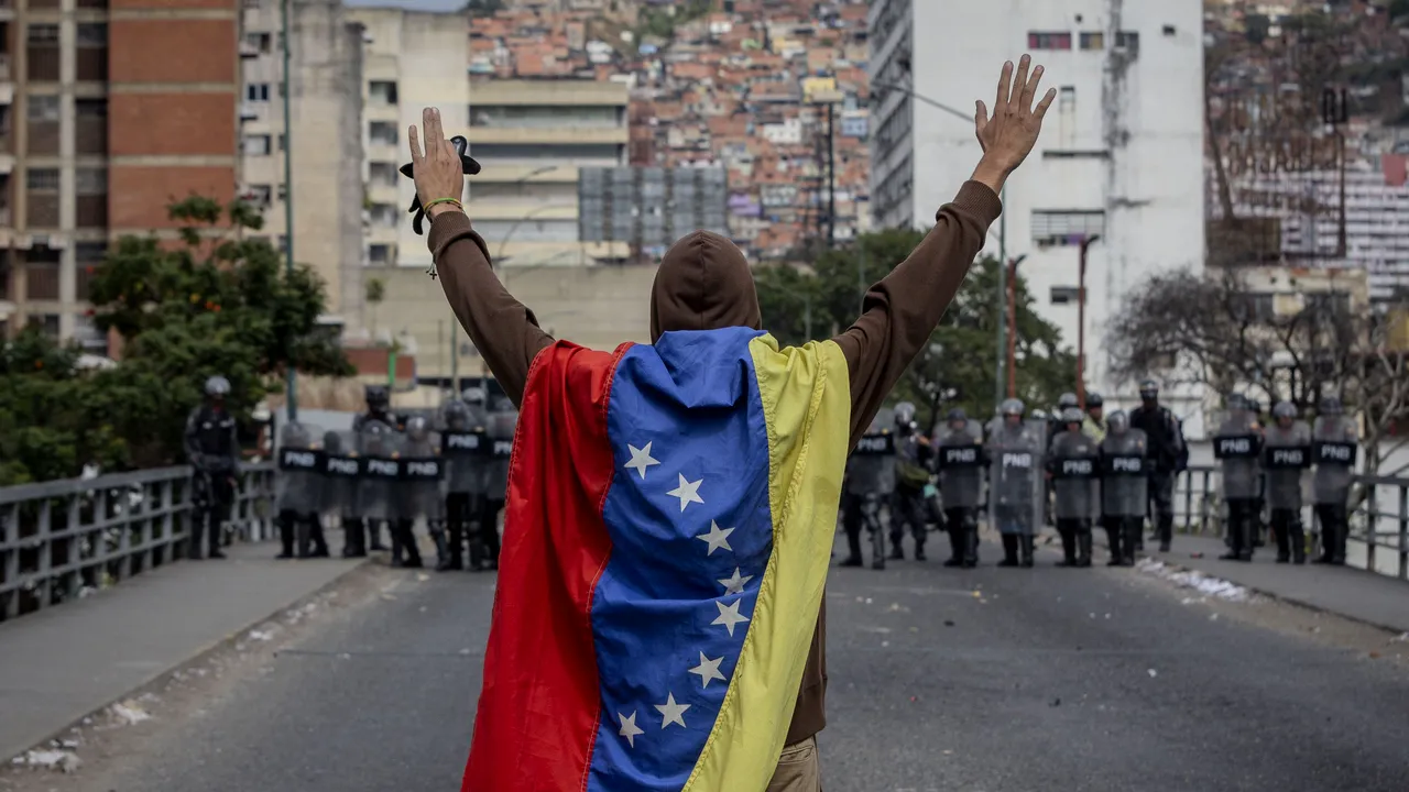 Nicolas Maduro, protejat de agenți paramilitari RUȘI. Americanii sprijină protestele Opoziției