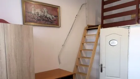 Metoda ingenioasă prin care proprietarul unei garsoniere mici din Cluj a obținut mai mult spațiu - GALERIE FOTO