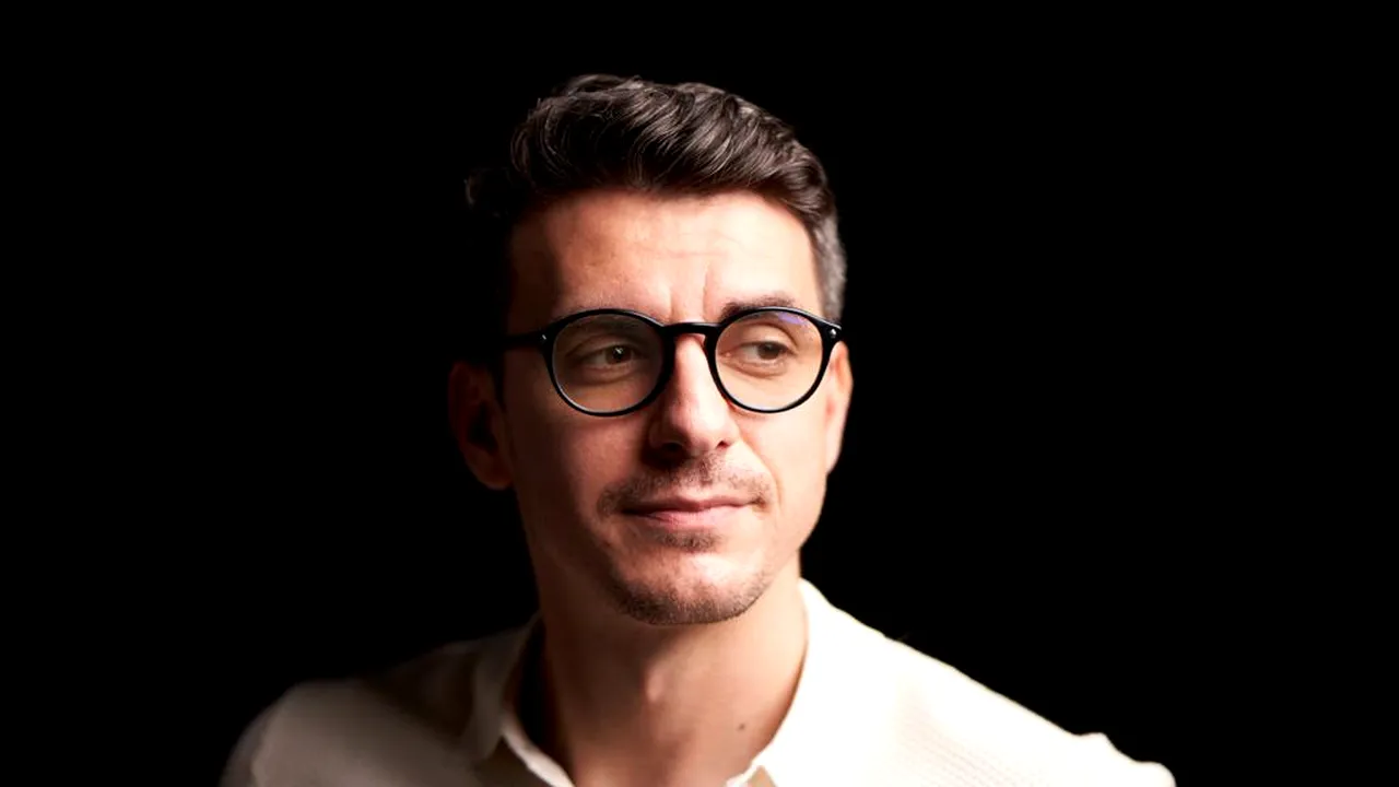 EXCLUSIV | Actorul Alexandru Ion, despre rolul din „Taximetriști”: „Vorbește foarte frumos despre complexitatea naturii umane, despre preconcepții. Trăim vremuri în care ne este la îndemână să punem ștampile, să judecăm și să categorisim oamenii”