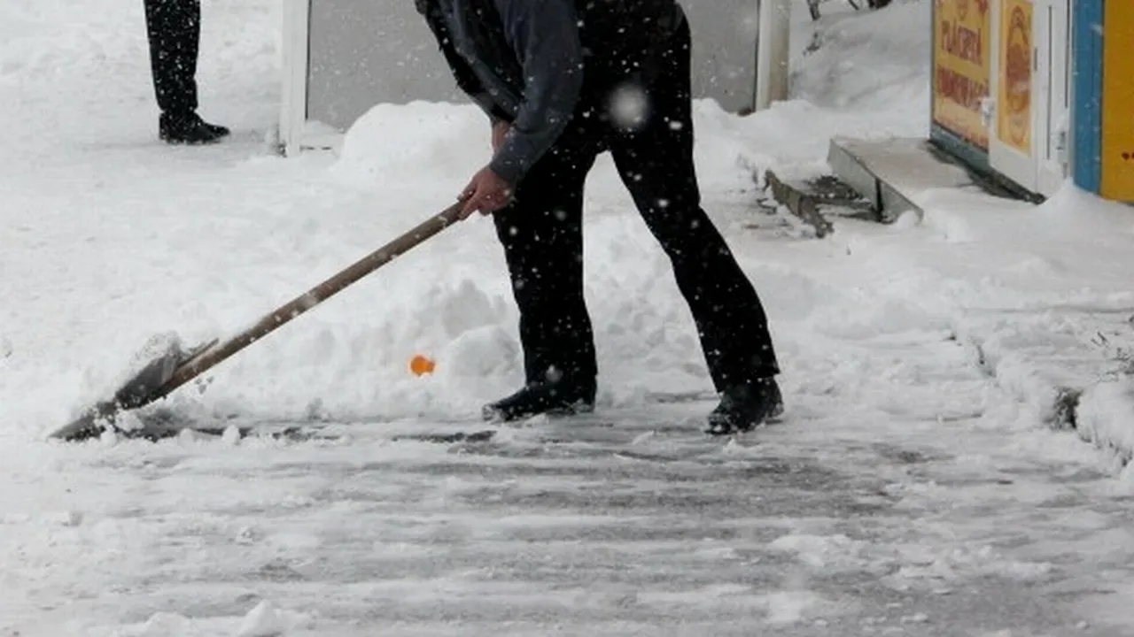 Zeci de amenzi date în Capitală din cauza gheții de pe trotuare și a țurțurilor