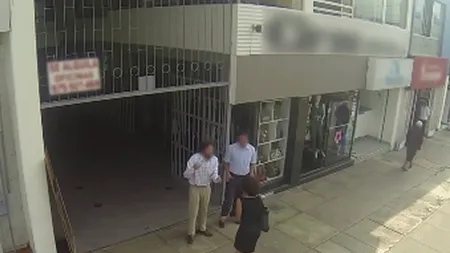 Acest șmecher se ia de femei pe stradă. Dar stai, ASTA NU E MAMA lui? Iată continuarea