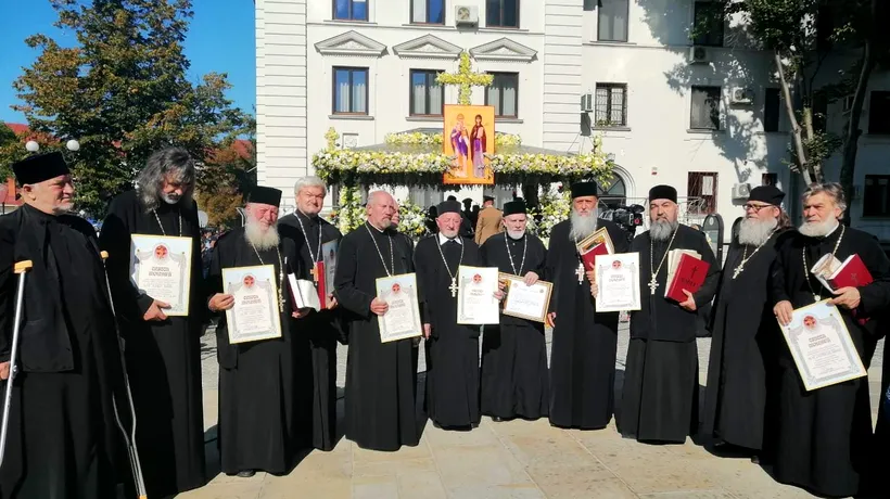 Preoți care au construit biserici în comunism, premiați de Înaltpreasfințitul Teofan la Iași 