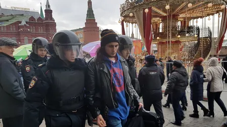 Sute de persoane, reținute de serviciile de securitate în Moscova. Oamenii, suspectați că plănuiau să protesteze împotriva lui Putin. GALERIE FOTO și VIDEO
