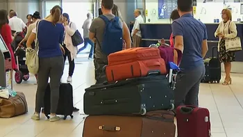Au fost ÎNTÂRZIERI record pe aeroporturi, vara trecută, iar specialiștii avertizează că anul acesta va fi și mai rău. Care sunt principalele motive