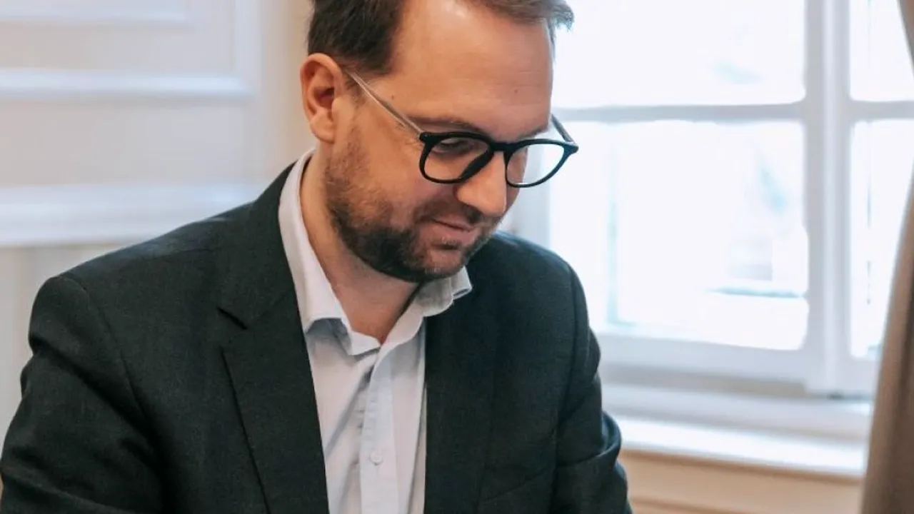 Scandal la Timișoara. Un angajat a fost prins COPIIND la un concurs intern pentru ocuparea unui post: „Tupeiștii habarniști n-au ce căuta în primărie”