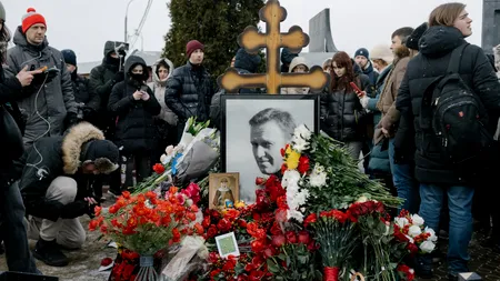 Rușii nu l-au uitat pe Alexei Navalnîi. La un an de la moartea disidentului, oamenii depun flori la mormântul său și la memorialele din Rusia (VIDEO)
