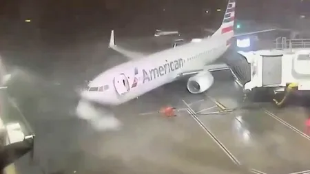 Imagini terifiante în Aeroportul Fort Worth, Texas. Un BOEING este târât pe pistă de rafalele de vânt ca un cărucior cu rotile în parcare