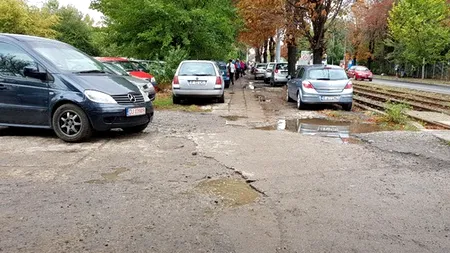 Cum arată drumul dintre stația de metrou Preciziei și clădirile de birouri din zonă. Primăria Capitalei aruncă sute de mii pe iepurași, dar nu dă doi bani pe amenajarea trotuarelor. Galerie FOTO