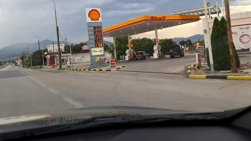Cât costă un litru de motorină în Grecia. Imagini realizate de o turistă româncă năucită, într-o benzinărie