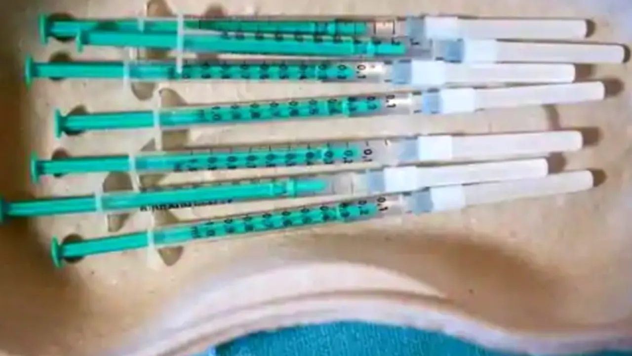 Opt angajați dintr-un azil de bătrâni au primit accidental cinci doze de vaccin Covid-19. Patru dintre ei au fost internați