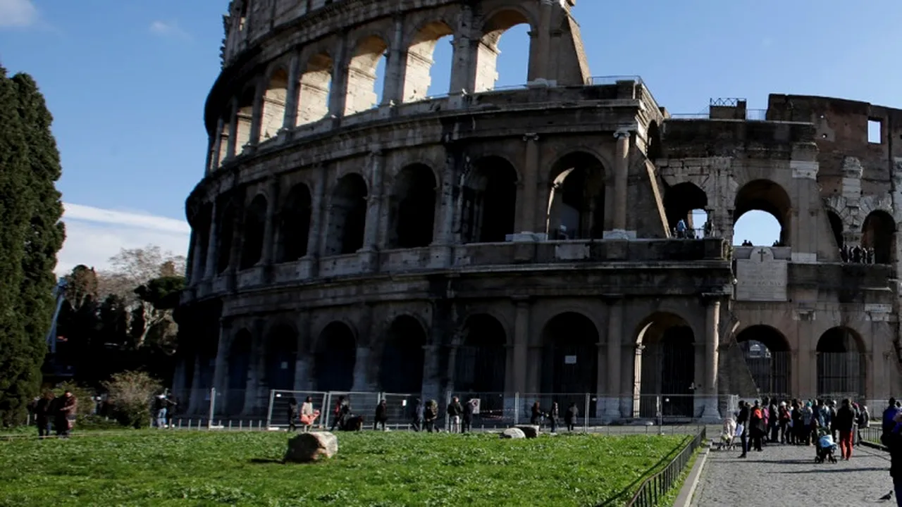 Român fără adăpost, găsit mort foarte aproape de Colosseum, în centrul istoric al Romei