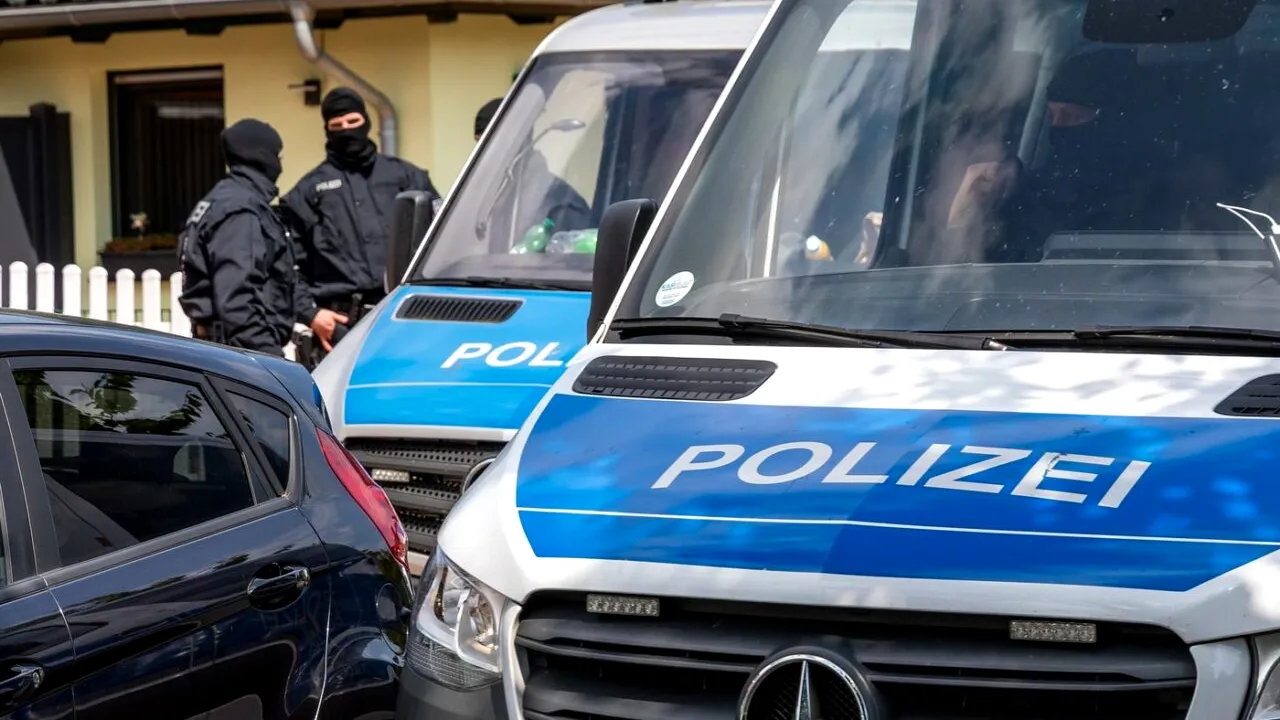 Cinci membri, cu vârste între 14 și 18 ani, ai unei grupări de extremă-dreapta, ARESTAȚI în Germania. Plănuiau atacuri și incendieri