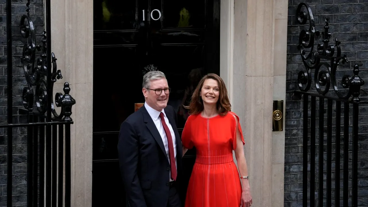 Cine e Victoria Starmer, soția noului premier britanic. Cei doi se instalează în Downing Street 10 alături de copii, pisica Jojo și un hamster