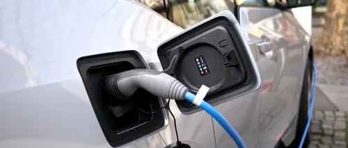 Primul oraș din România care își cumpără automobile electrice și face puncte de încărcare descoperă că nu le poate înmatricula