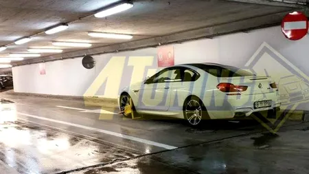 Noile aventuri auto ale familiei Rovanei Plumb. Mașina de lux, parcată pe contrasens, în rampa de ieșire a unui mall