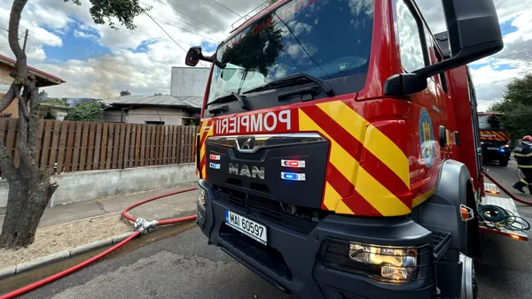 INCENDIU la mai multe locuințe din București. Intervenție în forță a pompierilor / Trei persoane au făcut atacuri de panică