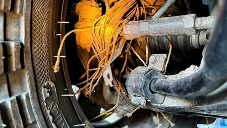 Un șofer din Cluj și-a legat roata cu funie și a mers la RAR pentru a-și recupera talonul: „E păcat să pui șurub...”