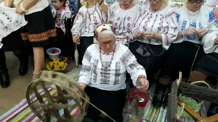 Tradițiile NU se pierd. Locuitorii unui sat se strâng la ȘEZĂTOARE în fiecare săptămână