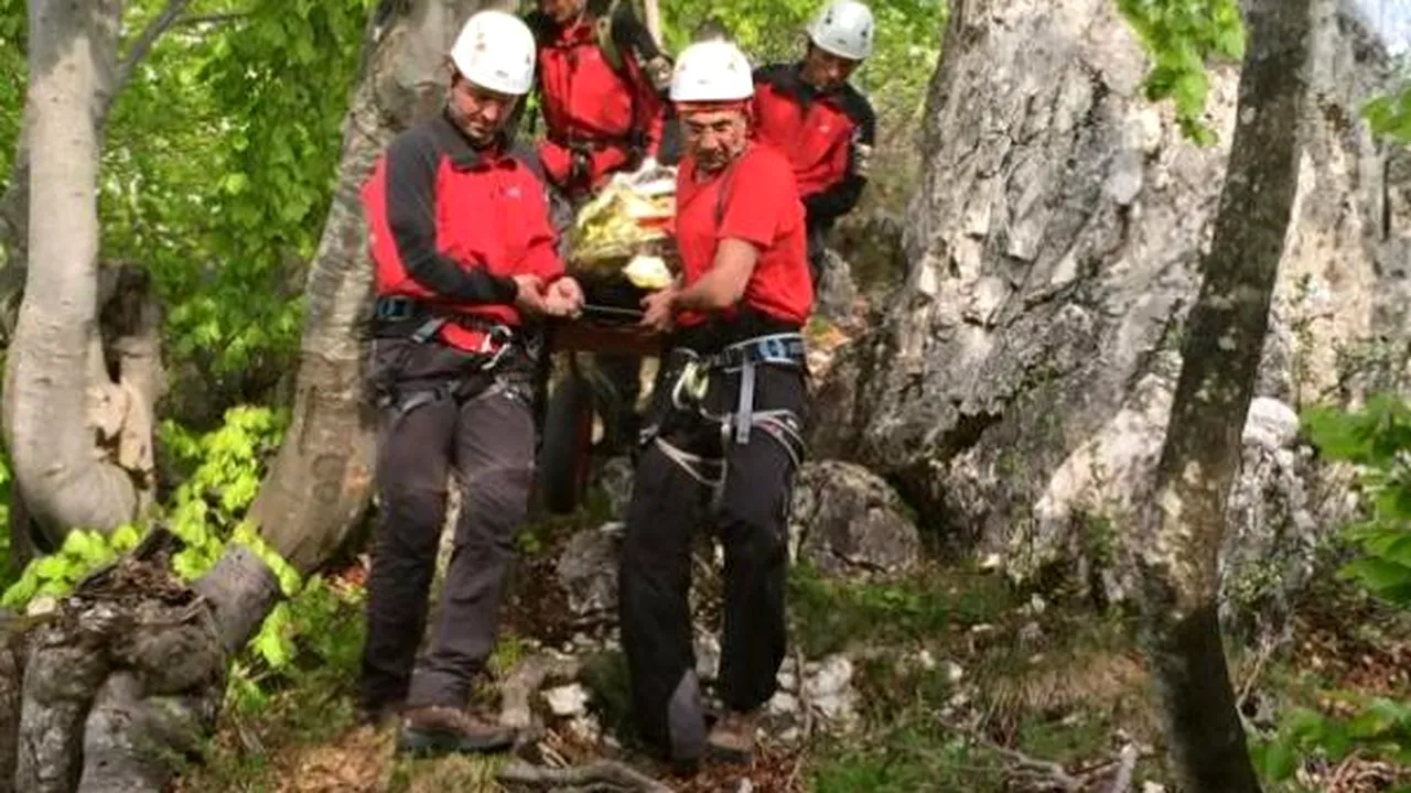 Un turist a murit după ce a căzut într-o râpă în Munții Piatra Craiului în timp ce făcea fotografii