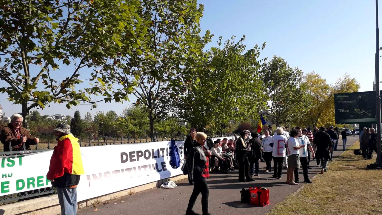 VIDEO Ziua votării moțiunii împotriva Guvernului | Protest în fața Parlamentului: Oamenii strigă „Anticipate