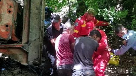 Un utilaj încărcat cu lemne s-a răsturnat într-o râpă în Bistrița- Năsăud /  FOTO & VIDEO