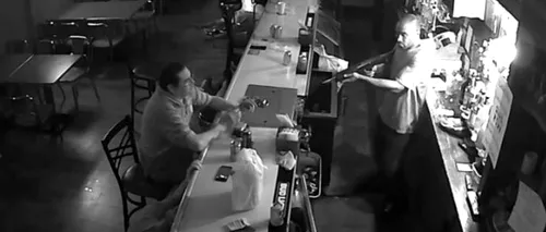 „Cel mai calm om din lume bea bere, fumează și se uită pe telefon în timpul unui jaf armat - VIDEO