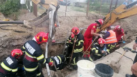Tragedie la Galați. Un muncitor a MURIT, alți doi au fost îngropați sub un mal de pământ care s-a surpat peste ei