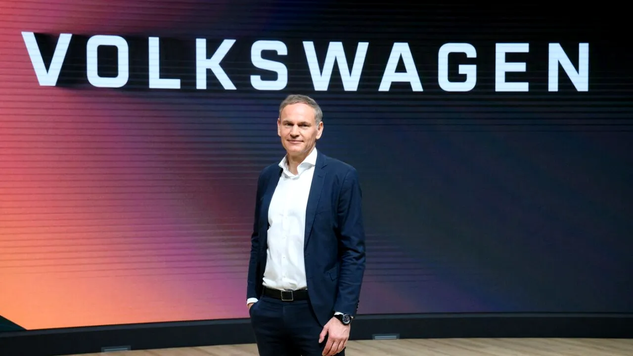 Sindicatele și investitorii de la Volkswagen îi cer directorului general să RENUNȚE la funcția de la Porsche