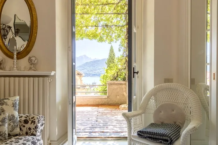 În Feng Shui, oglinzile din dormitor îți pot provoca insomnie.