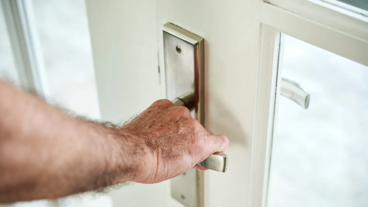 Gestul aparent banal pe care mulți români îl fac imediat cum intră în casă. Aduce un fals sentiment de protecție