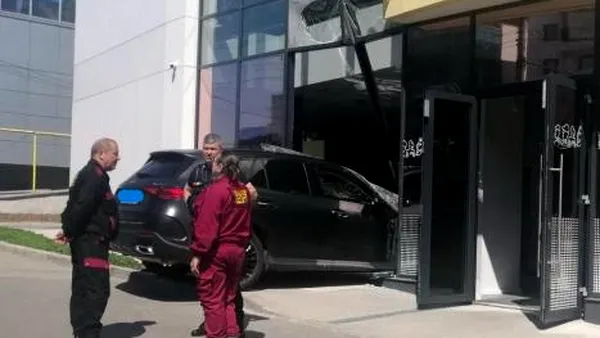 Soția unui fost ministru liberal a intrat cu mașina în clădirea unei bănci, în timp ce încerca să parcheze. O femeie aflată la bancomat a fost rănită