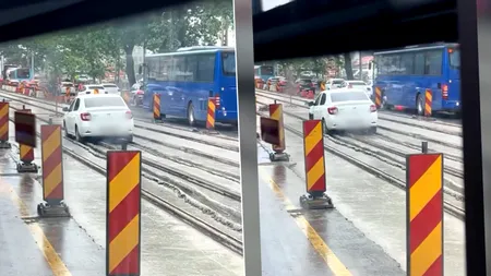 Un bucureștean grăbit a rămas cu Loganul „înfipt” în betonul proaspăt turnat, chiar pe linia de tramvai. Imagini virale