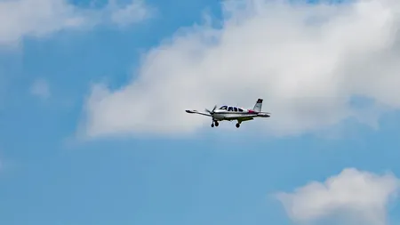 VIDEO | Clipe de PANICĂ la bordul unui avion: Un pasager a vrut să deschidă uşa în timpul zborului și apoi a încercat să înjunghie un însoţitor de bord cu o linguriță ruptă