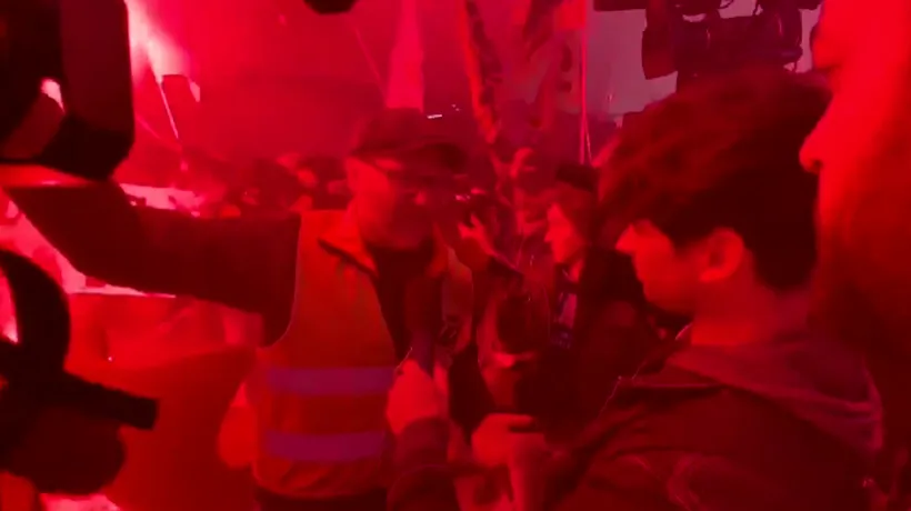 VIDEO | Noi proteste violente la Paris! Francezii au intrat cu torțe aprinse în sediul Bursei