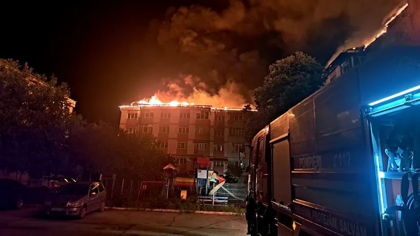 FOTO ȘI VIDEO| Bloc cuprins de flăcări și INTERVENȚIE în forță a pompierilor. Sute de persoane au fost evacuate în miez de noapte