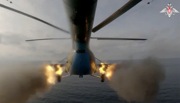 VIDEO | Echipajul unui elicopter „arhaic” rusesc încearcă, aparent fără succes, să distrugă o dronă navală ucraineană