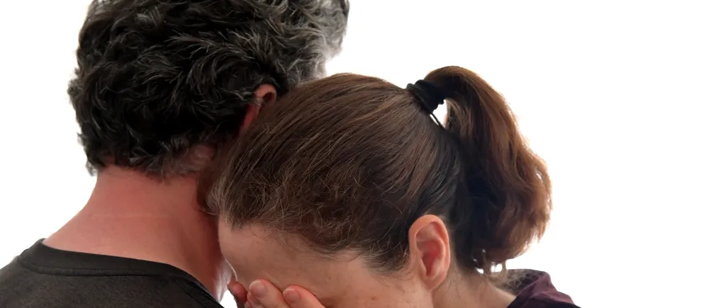 VIDEO| „Soțul meu a crezut că-l evit, așa că mi-a pus mâna la gură și m-a violat”. Mărturia cutremurătoare a unei femei abuzate în noaptea nunții